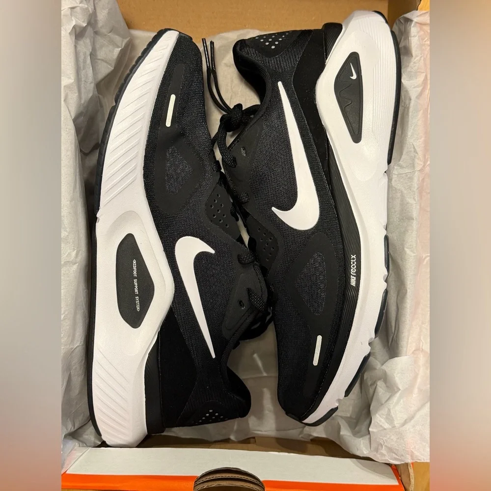 Nike Structures 26 - Black and White Running Shoes
WOMENS SIZE 7.5
MENS SIZE 6 - Picture 1 of 3
